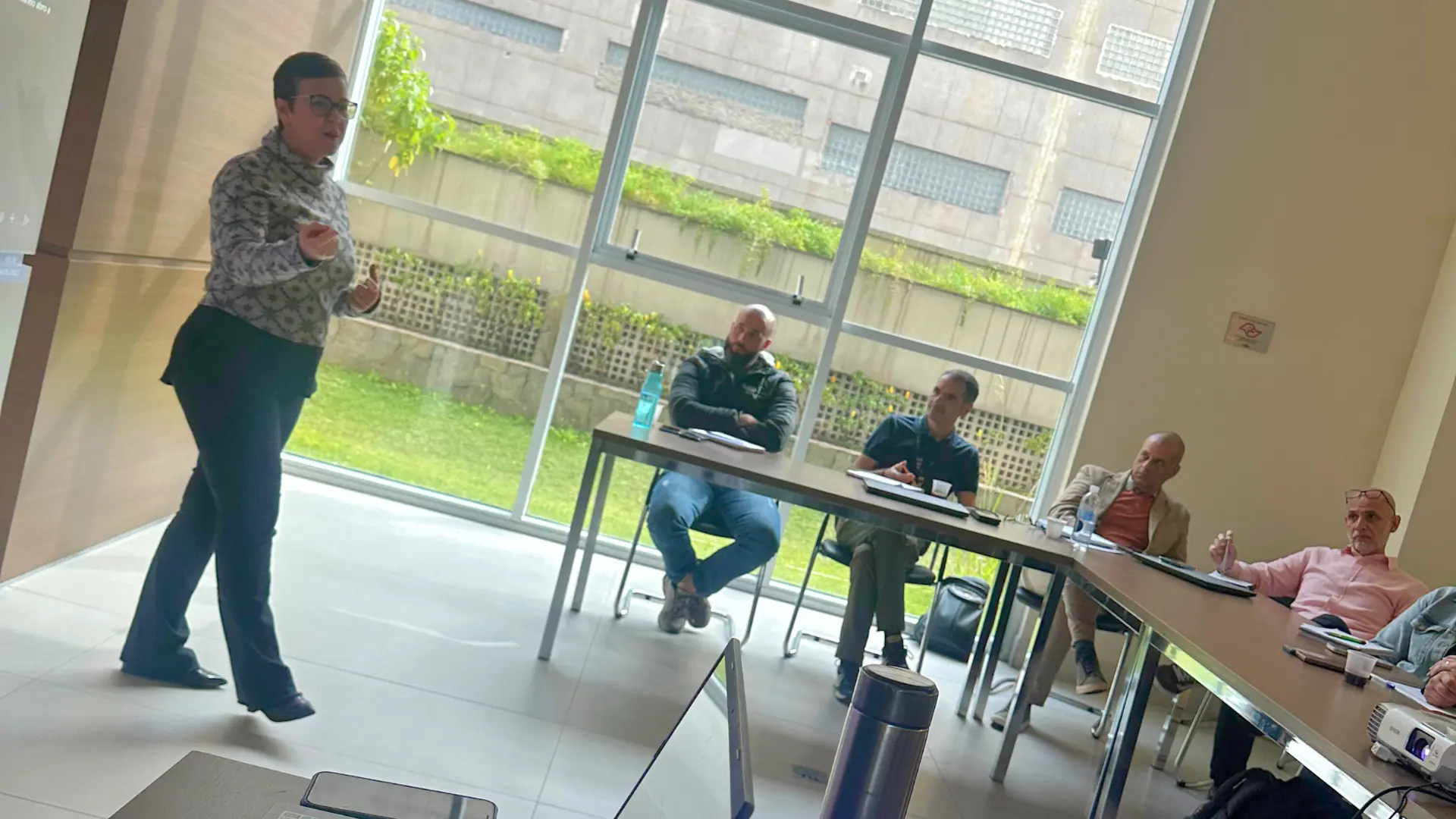 Especialista em Neurocomportamento Deise Engel da Descomplicouti em palestra corporativa