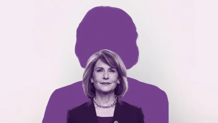 Líder em posição de destaque com sombra distorcida ao fundo, representando o impacto do ego na liderança e seus reflexos no comportamento da equipe.