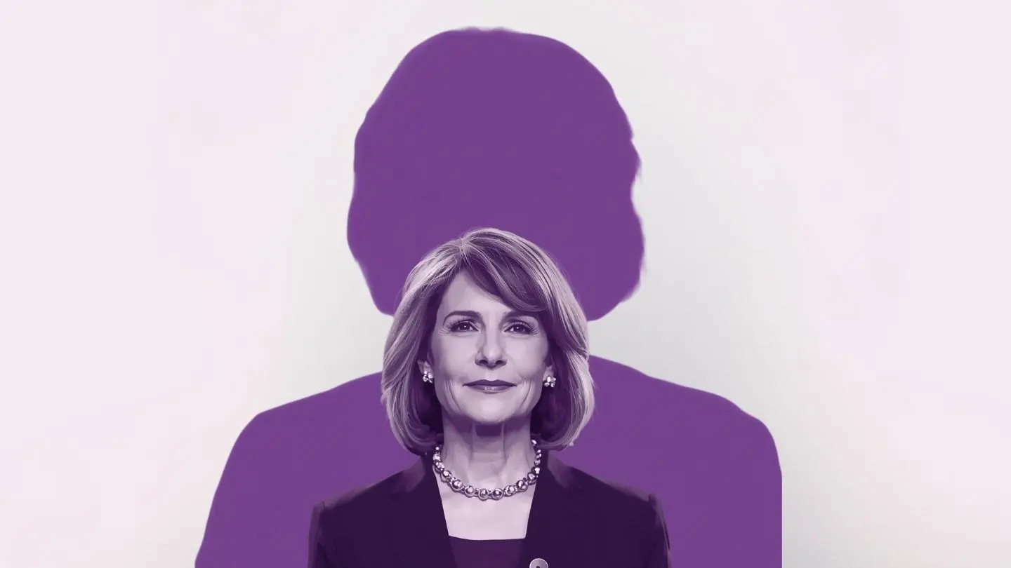 Líder em posição de destaque com sombra distorcida ao fundo, representando o impacto do ego na liderança e seus reflexos no comportamento da equipe.